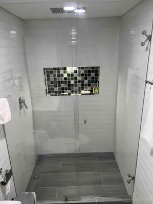 a shower with a glass door in a bathroom at Apto 4 habitaciones privadas 140mtros in Medellín