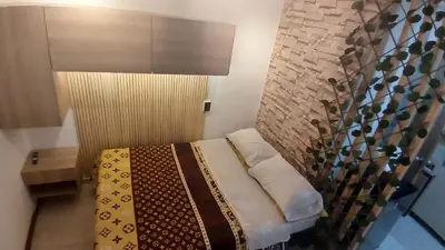 a small bedroom with a bed and a lamp at Apartaestudio Rionegro cerca Aeropuerto in Rionegro