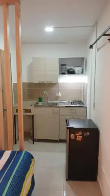 a small kitchen with a sink and a desk at Apartaestudio Rionegro cerca Aeropuerto in Rionegro
