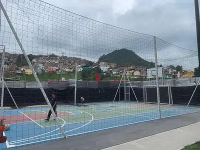 a person is standing on a tennis court at Lindo y disponible Apartamento camino a termales in Manizales