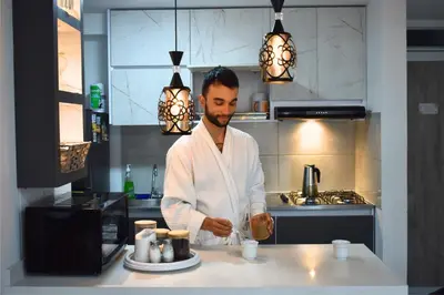 a man standing in a kitchen preparing food at Lindo y disponible Apartamento camino a termales in Manizales