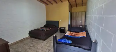 a small room with a bed and a bed sidx sidx sidx sidx at Cabaña rodeada de naturaleza in Cocorná