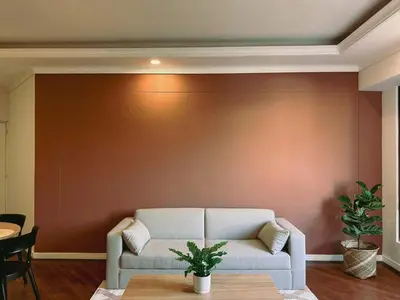 a living room with a couch against a wall at Seijakumanila in Medellín