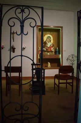 a room with a mirror and a table and chairs at Hotel Casita de Belén in Sonsón