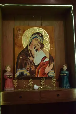 a painting of a woman sitting on a shelf at Hotel Casita de Belén in Sonsón