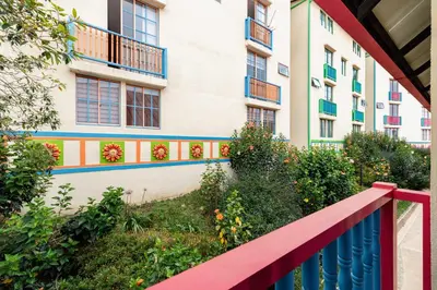 a balcony of a building with flowers on it at Full Apartamento Privado 202 Guatapé in Guatapé
