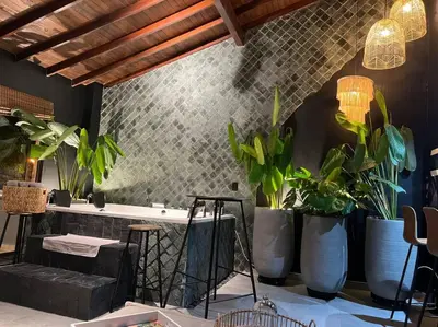 a restaurant with potted plants on the wall at POBLADO PARK MANILA in Medellín