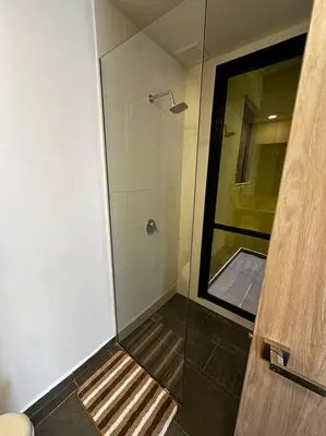 a bathroom with a shower with a glass door at Apartamento Lauret 2 en Laureles in Medellín