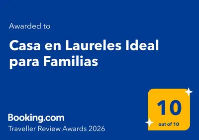 a yellow rectangle with the words casa en laudes ideal panama famillas at Casa en Laureles Ideal para Familias in Medellín