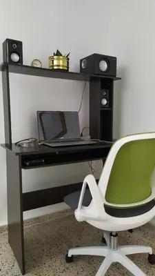 a desk with a computer and a green chair at Casa en Laureles Ideal para Familias in Medellín