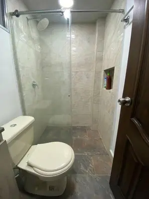 a bathroom with a toilet and a shower at Acogedora casa en Bello Antioquia in Bello