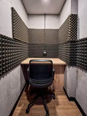 a office with a desk and a chair in a room at Dormitorios en Medellín con áreas comunes, Coworking - Be Together by Roots Rentals TOG HAB in Medellín