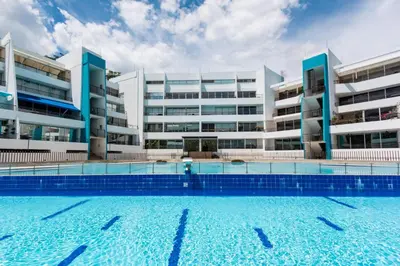 a swimming pool in front of a building at Apartamento Vacacional San Jeronimo Paraíso Bali in San Jerónimo