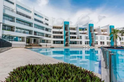 a swimming pool in front of a building at Apartamento Vacacional San Jeronimo Paraíso Bali in San Jerónimo