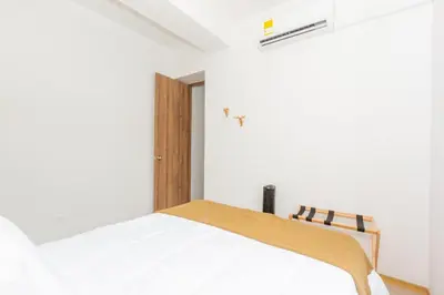 a white bedroom with a bed and a ceiling at Apartamento Vacacional San Jeronimo Paraíso Bali in San Jerónimo