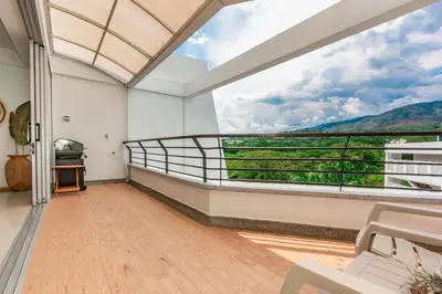 a balcony with a view of a mountain at Apartamento Vacacional San Jeronimo Paraíso Bali in San Jerónimo