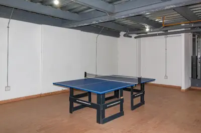 a ping pong table in a room with a ping pong ball at Apartamento Vacacional San Jeronimo Paraíso Bali in San Jerónimo