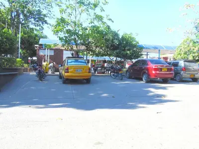a group of cars parked in a parking lot at Central y privado a 1km de la hacienda Nápoles in Doradal