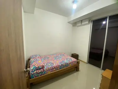 a small bed in a room with a window at Apartamento el Paraíso T3-302 in San Jerónimo