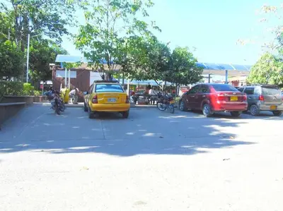 a group of cars parked in a parking lot at Fantástico y cómodo a 1Km de la hacienda Nápoles in Doradal