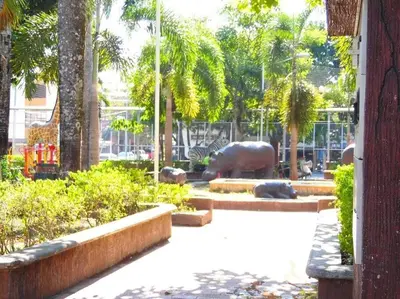 a statue of an elephant in a park with trees at Fantástico y cómodo a 1Km de la hacienda Nápoles in Doradal