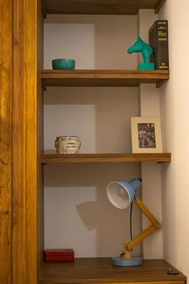 a desk with a lamp on a shelf at Eco Apartamento Crudo in Jardin