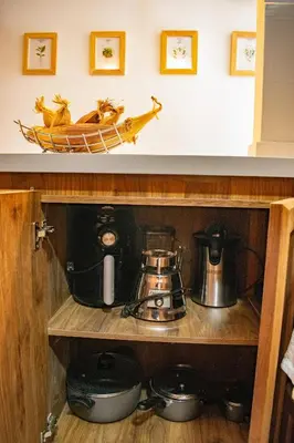 a coffee maker and a basket of bananas on a shelf at Eco Apartamento Crudo in Jardin