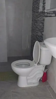 a bathroom with a white toilet and a sink at HABITACIÓN PRIVADA tranquila y confortable in Bello
