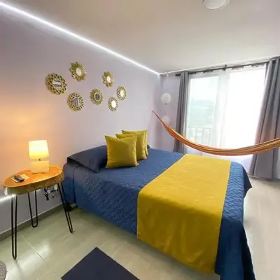 Suite con hamaca y baño privado.