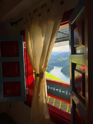a window in a train with a view of a river at Apartamento Corona in Confines