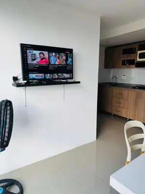 a flat screen tv on a wall in a living room at Grandioso apartaestudio muy cerca a Provenza 201 in Medellín