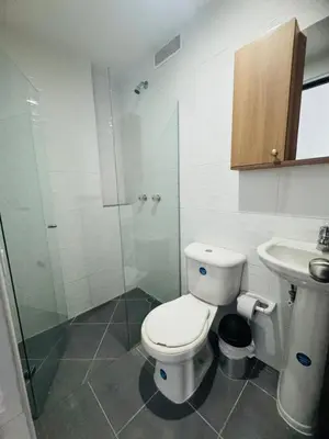 a bathroom with a toilet and a sink and a shower at Grandioso apartaestudio muy cerca a Provenza 201 in Medellín