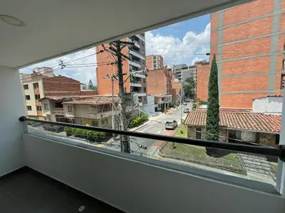 a balcony with a view of a city street at Comodo y amplio apartamento en Laureles in Medellín