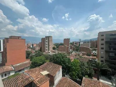 a view of a city with buildings and trees at Comodo y amplio apartamento en Laureles in Medellín