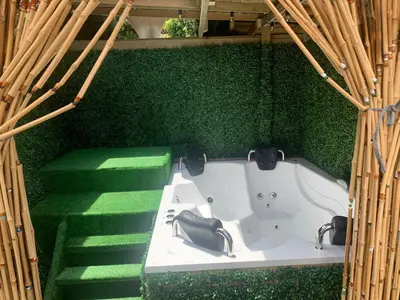 a green wall with a bath tub and stairs at Chalet El Pinal - Copacabana in Copacabana