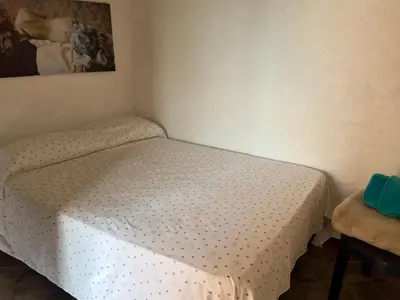 a small bed in a corner of a room at Hostal Inn II Rionegro in Rionegro