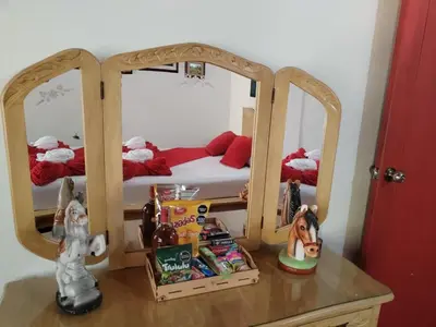 a small childs bedroom with a bed in a mirror at Libélula finca-hotel in Concepción