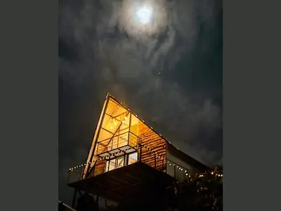 a building with the moon in the sky at Hotel Chalet en montaña Manizales in Villamaría
