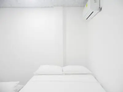 a white bed in a white room at Apt#202 Descanso familiar en apartamentos vacacionales Bethel in Doradal
