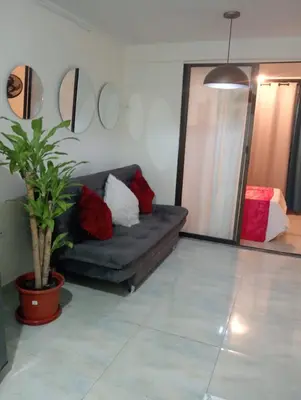 a living room with a couch and a potted plant at Apartamento cerca a Medellín - Puerta del norte Bello in Machado