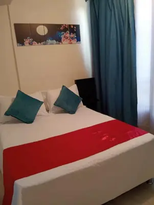 a bed with two pillows on it in a room at Apartamento cerca a Medellín - Puerta del norte Bello in Machado