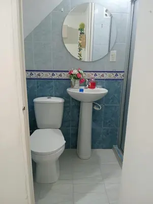 a bathroom with a toilet and a sink at Apartamento cerca a Medellín - Puerta del norte Bello in Machado