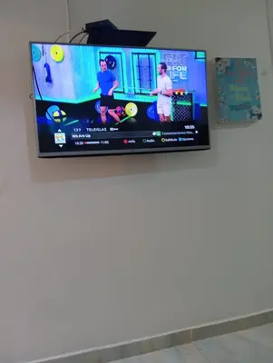 a flat screen tv hanging on a wall at Apartamento cerca a Medellín - Puerta del norte Bello in Machado