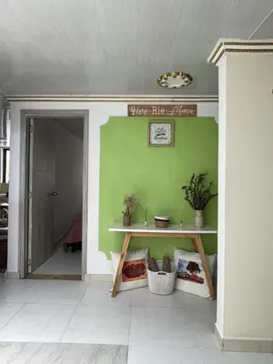 a room with a table and a green wall at APARTAMENTO VACACIONAL in Santa Rosa de Cabal