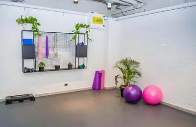 a room with purple and pink balloons and plants at INVERSO Coliving in Medellín