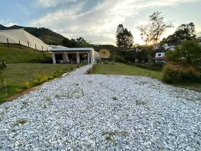 a gravel driveway with a building and a tent at Casa campestre descanso relajación jacuzzi BBQ amplias zonas verdes in Carmen de Viboral