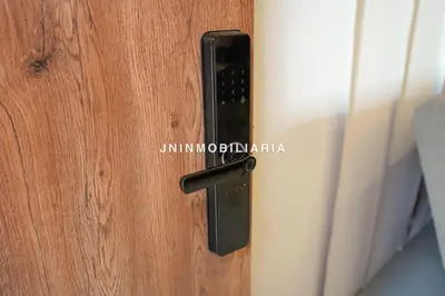 a black door handle on a wooden door at Nuevo Apartamento a 2 minutos del JMC jacuzzi in Rionegro