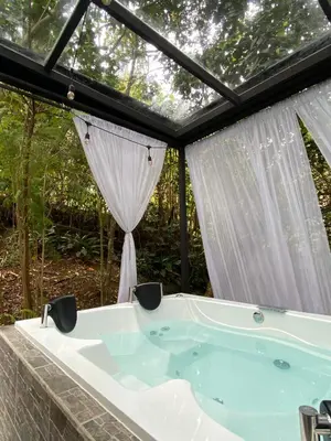 a jacuzzi tub in a room with windows at nido de montaña in Copacabana