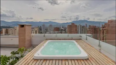 a hot tub on the roof of a building at Loft luminoso y moderno con excelentes vistas in Medellín