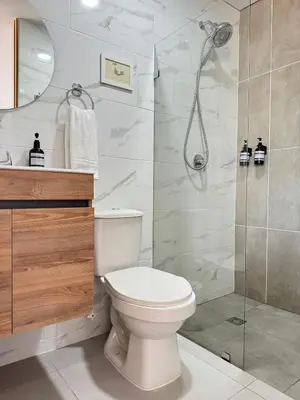 a bathroom with a toilet and a shower at Loft luminoso y moderno con excelentes vistas in Medellín